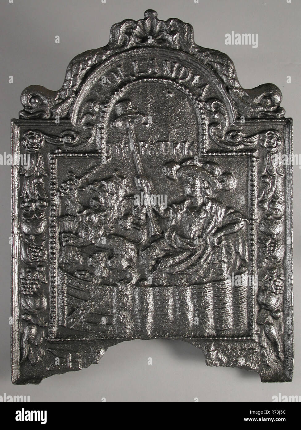 Vierge en néerlandais faisan à jardin, Hollandia texte pro patria, une plaque de cuisson en fonte, plaque rectangulaire en fonte arch dans le haut. Sur le haut de la coquille flanquée de dauphins autour de large frontière avec le texte et les cintres de fruits entre le châssis et le collier de perle. Au milieu de la séance vierge néerlandais avec la main droite holding hat sur stick. À côté d'elle le lion hollandais à l'épée et flèches ensemble la Vierge et le lion sont en clôture de bois tressé la soi-disant 'jardin' Top : HOLLANDIA ; sous PRO PATRIA ; bas [ANNO 1667] Banque D'Images