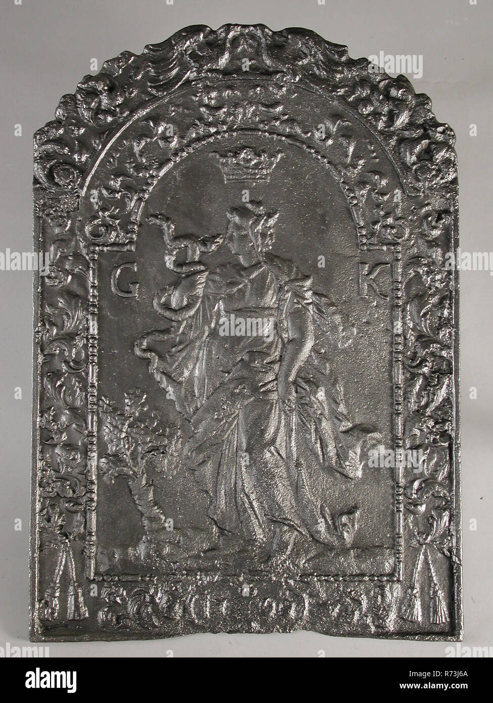 Faisan prélat femme avec deux têtes de serpent, prudentia, texte G K, une plaque de cuisson en fonte, plaque rectangulaire en fonte avec arch dans le haut. Sur le dessus de deux oiseaux et de feuilles large frontière avec décoration décoration feuilles entre le châssis et le collier de perle au bas de la cartouche avec l'année presque illisible (1700 ?) dans la région du paysage avec arbre dans lequel femme debout avec serpent à deux têtes au-dessus de la tête de la femme flotte couronne Lettres sur les deux côtés de la femme sur les deux côtés de la femme : GK vivant de l'intérieur de l'environnement chauffage Prudentia Banque D'Images