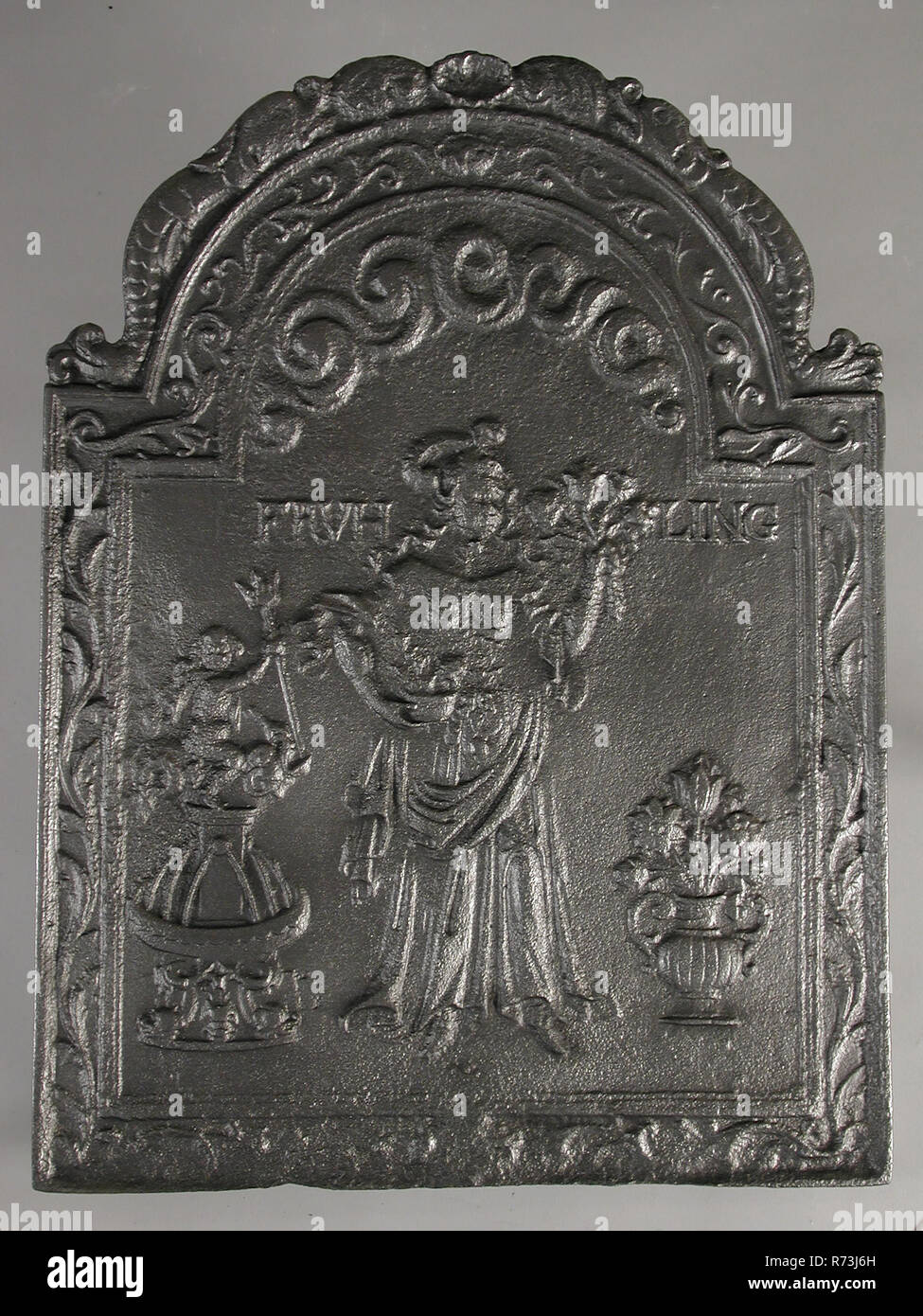 Cheminée, printemps Frühling texte, cheminée, fonte rectangulaire avec arch dans le haut. Sur le haut de la coquille flanquée de dauphins. Autour de deux listes d'exécution parallèle entre la frontière qui avec des guirlandes. Au milieu figure féminine avec bouquet de fleurs dans la main gauche, la main droite en pot de fleurs . Sur le côté gauche de la femme fontaine sur laquelle figure avec trident ; sur le côté droit du vase de fleurs des deux côtés de la femme : FRÜHLING vivant de l'intérieur de l'environnement chauffage saison printemps printemps Banque D'Images