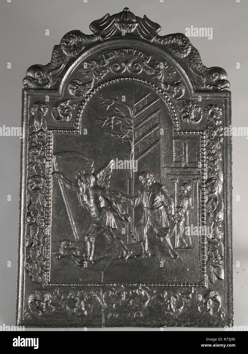 Faisan prélat De Tijd, envoyé par l'homme, enfant avec porte en squelette, TEXTE DE TYD, une plaque de cuisson en fonte, plaque rectangulaire en fonte arch dans le haut. Sur le dessus de la sphère entourée de dauphins autour de large frontière avec cintres de fleurs entre le bâti et collier de perle au milieu le temps d'un vieil homme avec des ailes et que la faux est envoyé par l'homme pendant ce temps, à la porte de sa maison à son fils suivant squelette sur ruban texte en haut, le chauffage de l'intérieur de l'environnement résidentiel TYD-figure symbolique Banque D'Images