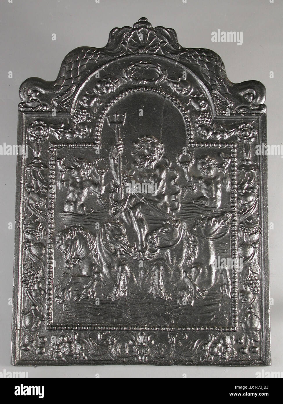 Neptune à coup, faisan à texte, cast rectangulaire avec arch dans le haut. Sur le haut de la coquille flanquée de deux dauphins large frontière entre le châssis et le collier de perle dans lequel les mangeurs de fruits au Neptune assis sur shell tiré par quatre chevaux sur le côté gauche et droit de la mer, dieu des garçons avec une queue de poisson avec des coquillages et des couronnes de lauriers en cartouche ci-dessous : environnement Réchauffement intérieur HS Neptunus Rotterdam Houttuin mythologie originaires du bâtiment ad Houttuin Rotterdam 73. Banque D'Images