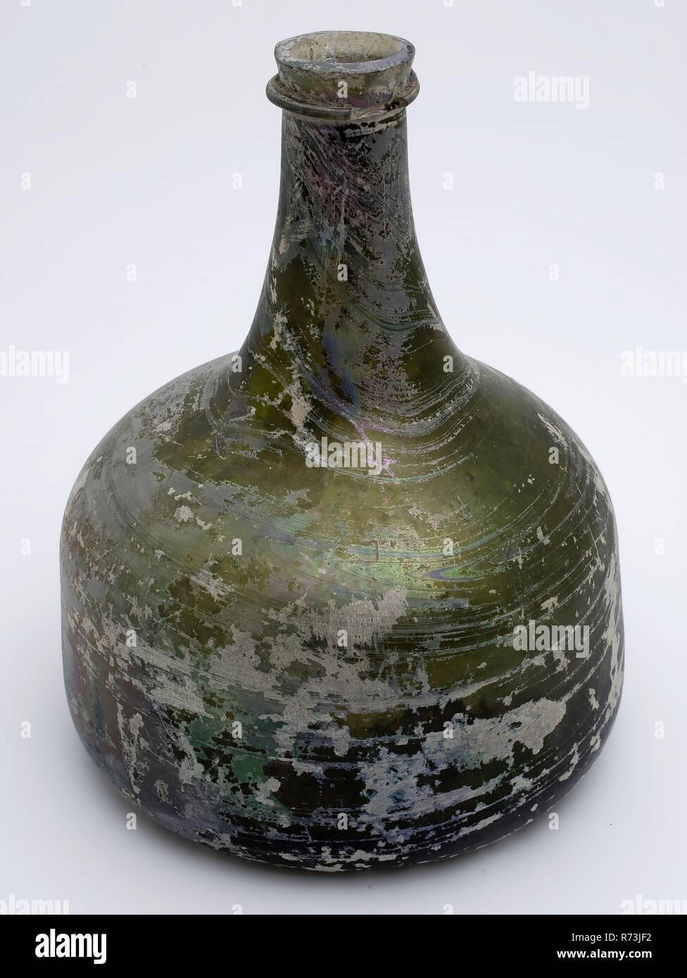 Ventre bouteille en verre vert olive clair, marteau, irisé, bouteille de  vin porte-bouteille en verre, trouver des sols et soufflé en verre en forme  circulaire d'application en bouteille en verre vert clair.