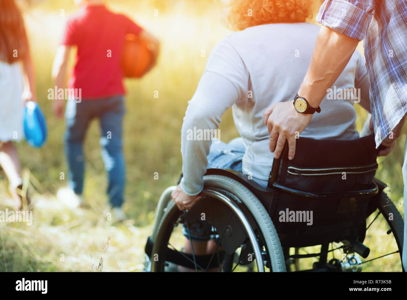 Près sur le dos de femme dans un fauteuil roulant. Banque D'Images