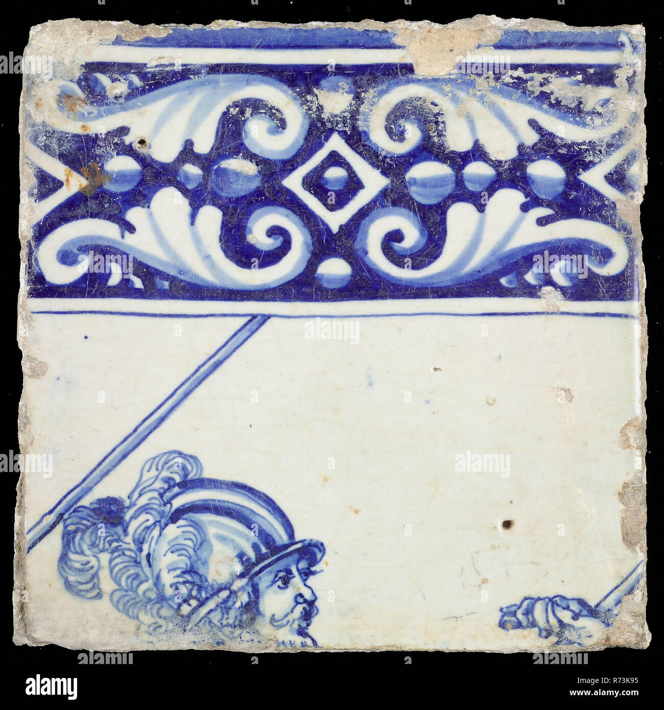 Tuile, en bleu sur blanc, au-dessus, au-dessous du bord ornement tête de soldat avec casque et plume, partie de brochette, visible photo tuile céramique poterie fragment vidéo glaze, au four 2x vitrage carrelage peint fait partie de tableau de trois à l'origine haut et un de large, ce qui faisait partie de la tuile frise de durée inconnue Rotterdam Jacob de Gheyn Prince Maurice dans la peur de la peur en mille hommes de milice armée intrépide militaria Banque D'Images