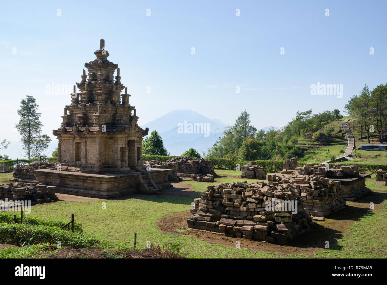 Candi Gedong Songo au lever du soleil. Un 9ème siècle temple bouddhiste sur un volcan près de Semarang, Java, Indonésie. Banque D'Images