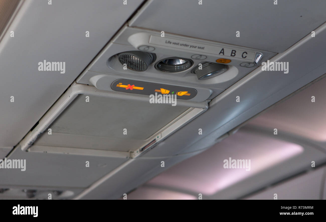Avion fixer signe de ceinture de sécurité Banque de photographies et d'images  à haute résolution - Alamy