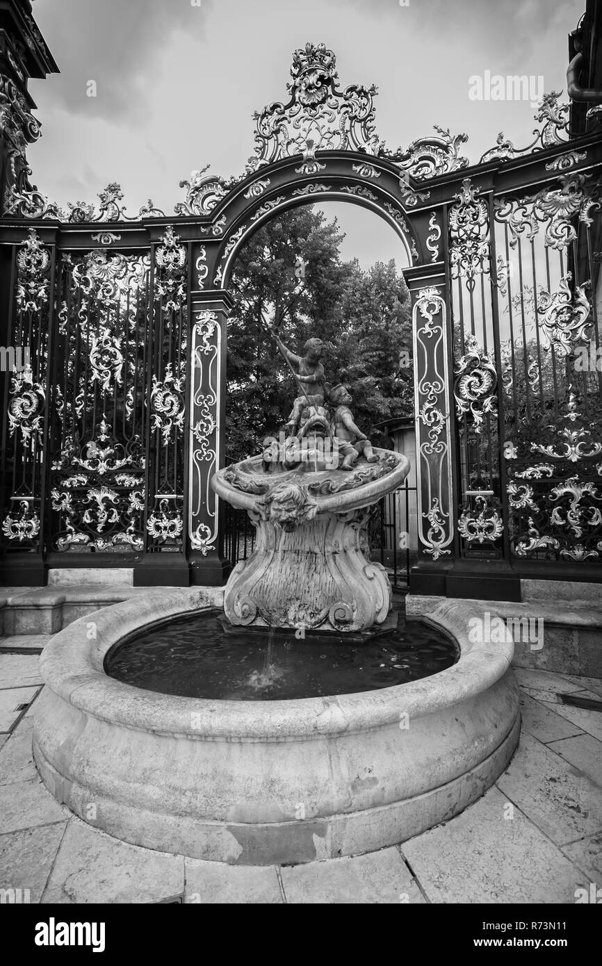 Situé dans le centre de Nancy. La place fait partie du patrimoine mondial de l'Unesco et a été développée au xviiie siècle. Il a monument à golden gat Banque D'Images