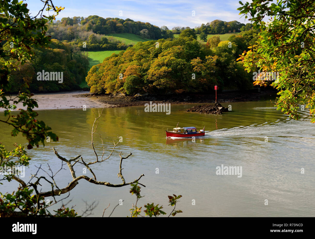 Le ferry en direction de Dittisham Dartmouth sur la rivière Dart. Banque D'Images