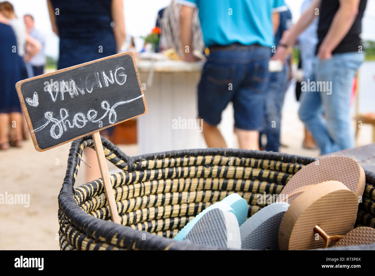 Panier en osier décoratif avec des tongs pour utilisation comme chaussures  de danse à une fête de plage Photo Stock - Alamy