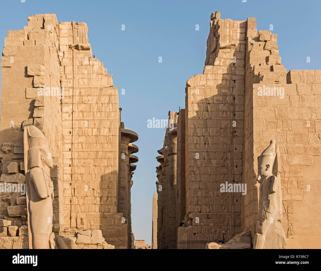 Statue de pharaon et de grand mur de pierre au temple de Karnak à Louxor Égypte cour Banque D'Images