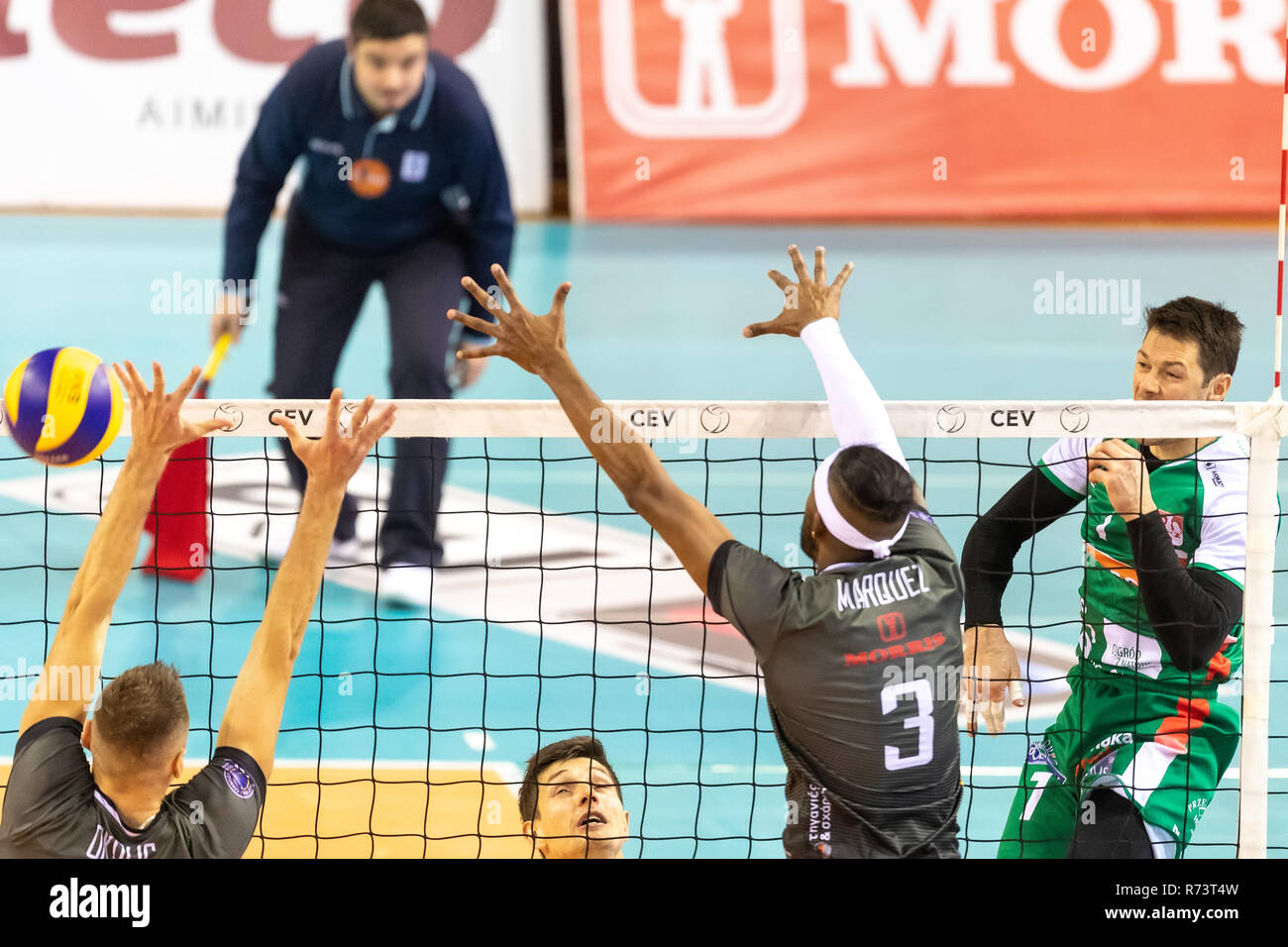 Thessalonique, Grèce - décembre 5, 2018 : l'équipe joueurs en action pendant le match de la Coupe CEV de volley-ball entre Paok vs Indykpol AZS Olsztyn au PAOK Sp Banque D'Images