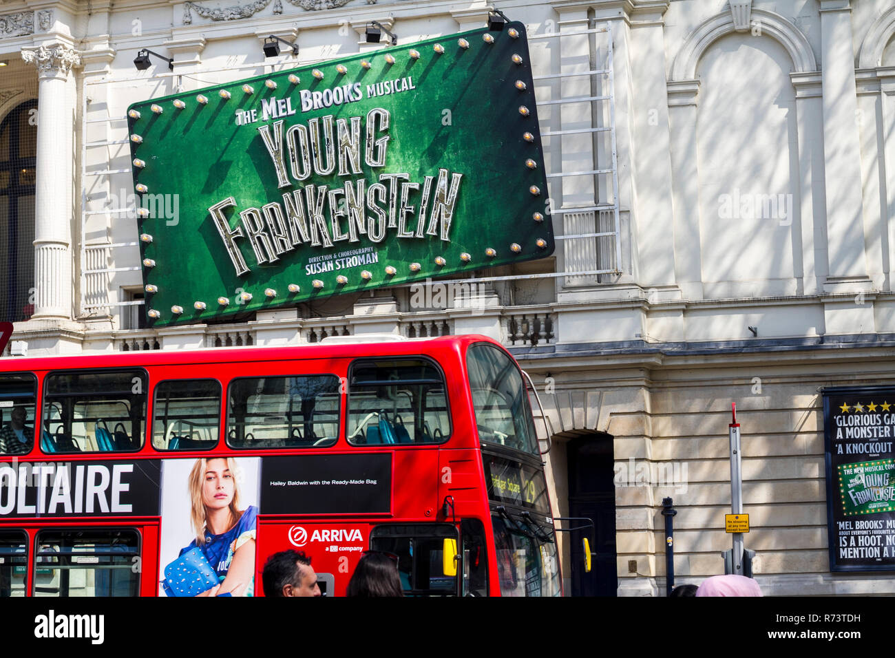Westend Londons noticeboard généralement billboard concept britannique red bus London postcard young frankenstein encore de pièces de théâtre billet visiter londo Banque D'Images