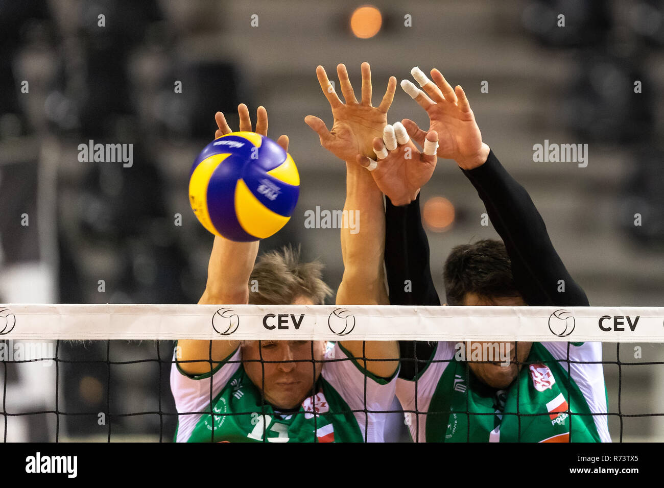 Thessalonique, Grèce - le 5 décembre 2018 : Libre de mains et la balle au cours de la 51 édition de la coupe de volley-ball entre Paok vs Indykpol AZS Olsztyn au PAOK Spo Banque D'Images