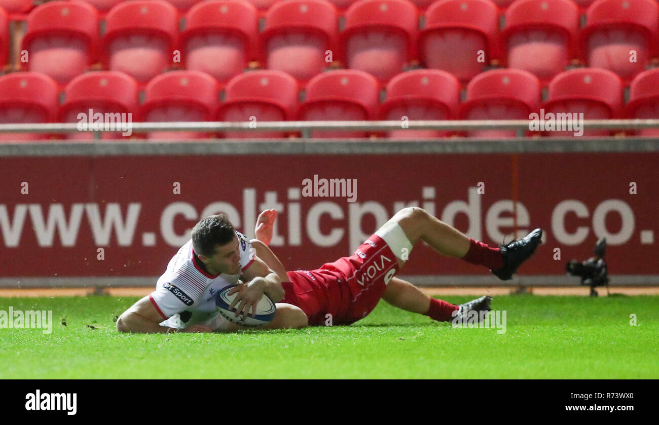 Les scores de l'Ulster Stockdale Jacob essaie d'abord au cours de la Heineken Cup Champions, la piscine quatre match au Parc y Scarlets de Llanelli. Banque D'Images