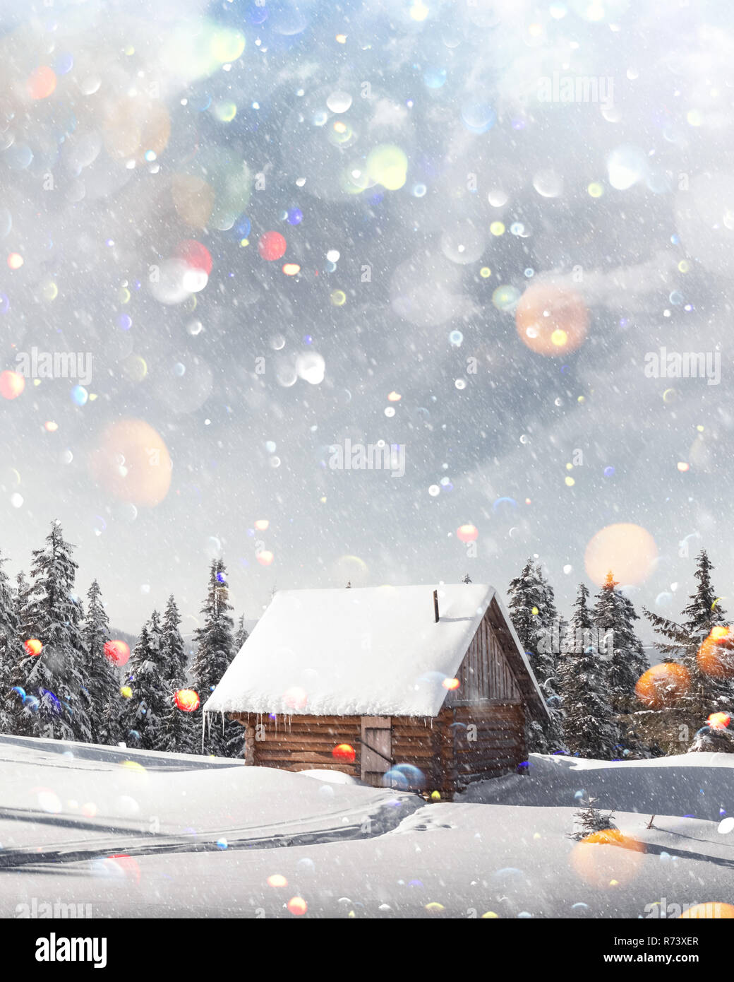 Paysage d'hiver fantastique avec maison en bois dans les montagnes enneigées. Carte postale de vacances de Noël collage. Lumière effet bokeh DOF post-traitement Banque D'Images