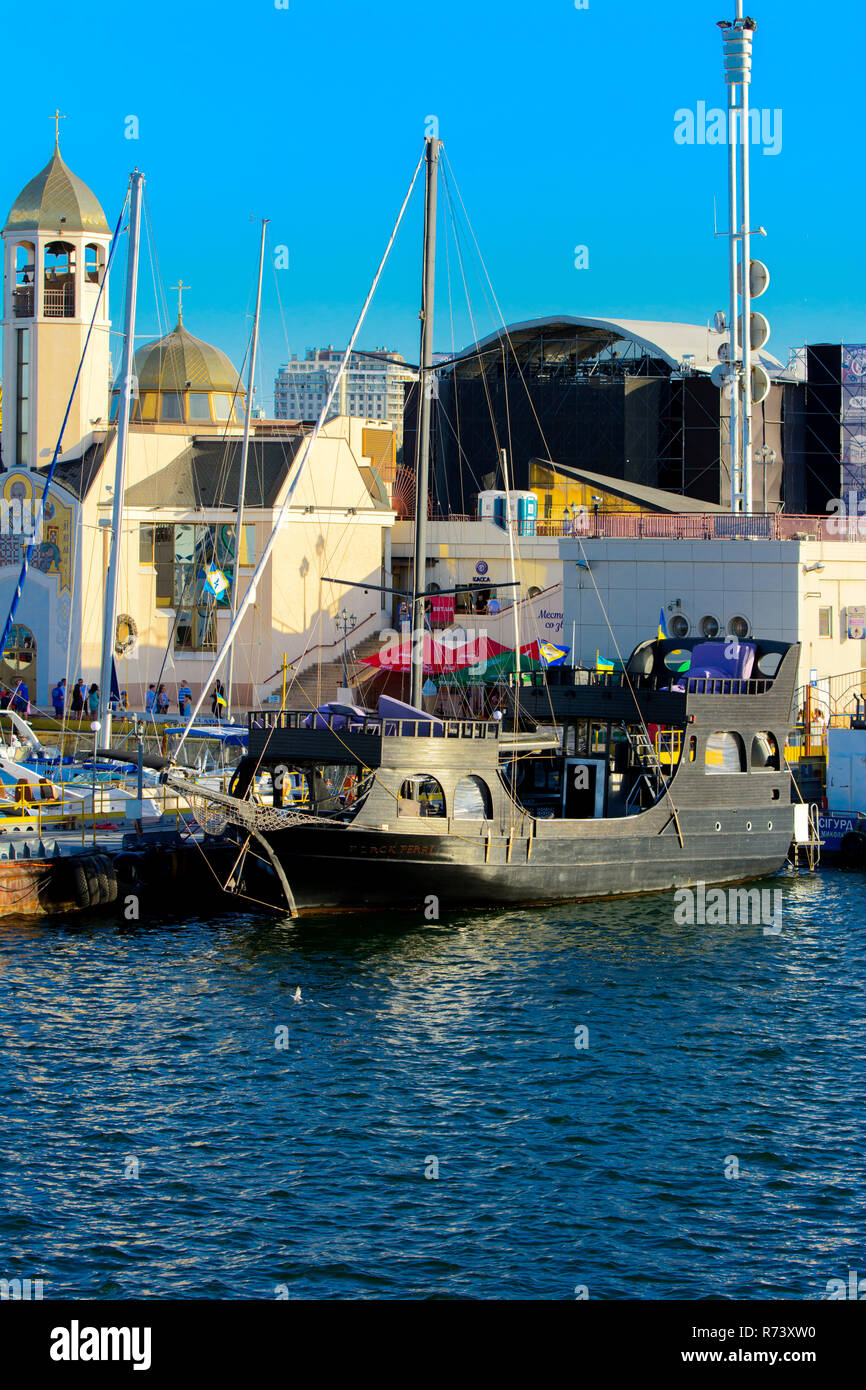 Odessa, Ukraine - le 08 août 2018. Blanche-neige magnifiques yachts sont amarrés près de la jetée de la soirée soft du soleil. Le concept d'aventures d'été, Banque D'Images