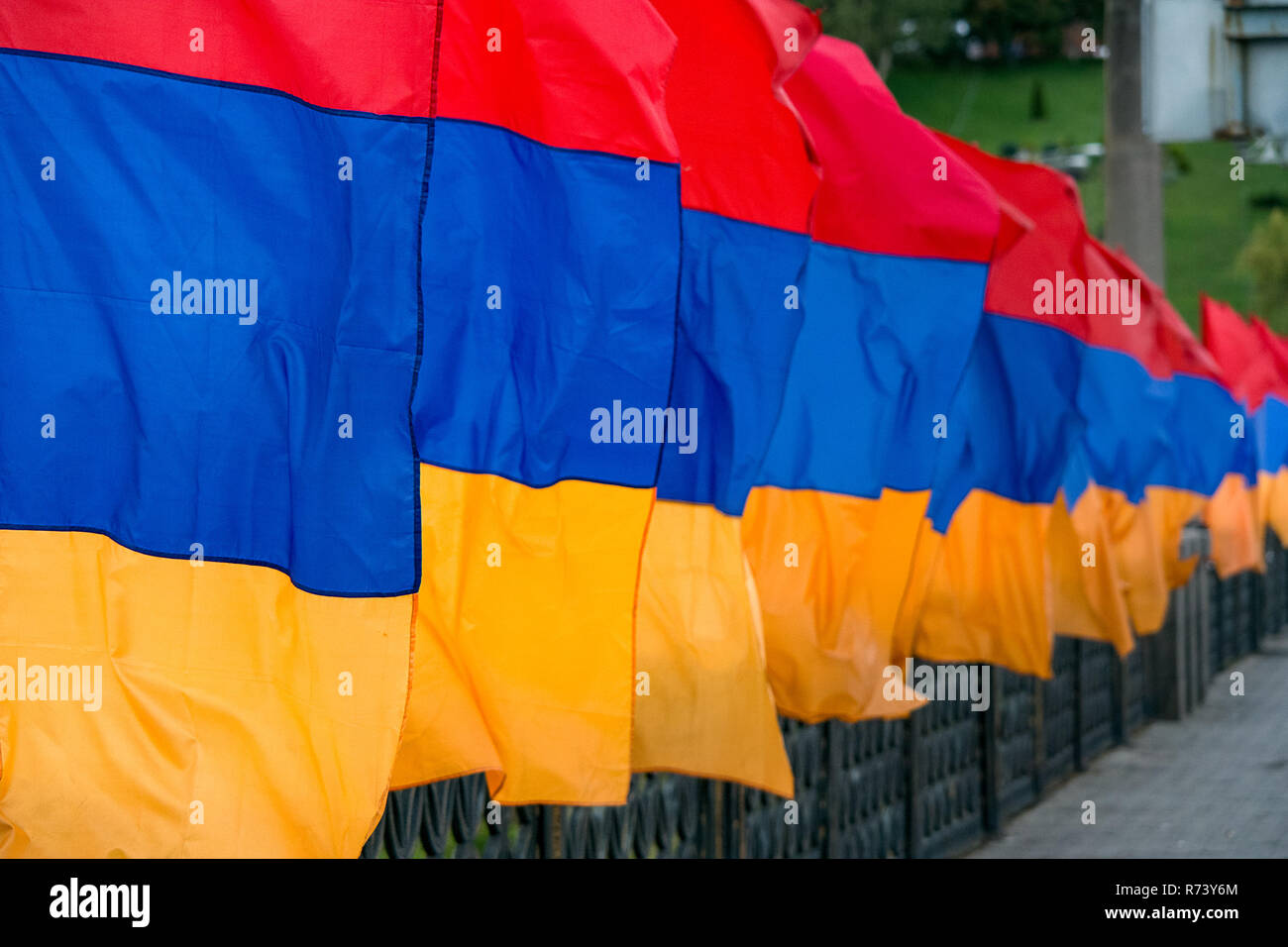 Une rangée de drapeaux aux couleurs de l'Arménie dans le vent. Banque D'Images