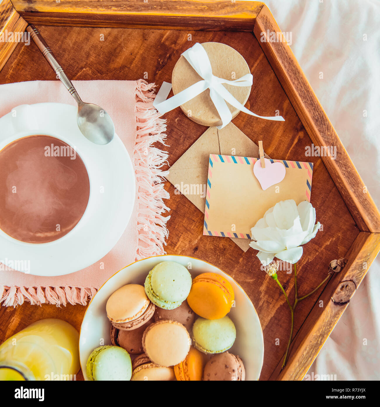 Petit Dejeuner Au Lit Avec Vide Carte Vierge Tasse De Cafe Jus De Fruits Macarons Coffret En Bois Et Fleurs Sur Plateau De Petit Dejeuner Romantique Au Lit Anniversaire Valen Photo Stock