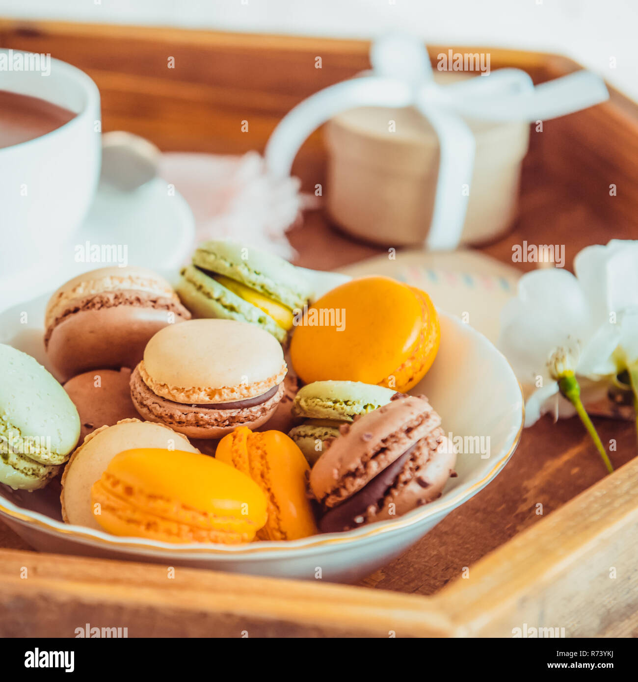 Sweet Petit Dejeuner Au Lit Pour Amant Close Up Macarons Tasse De Cafe De Fleurs Et Boite Cadeau En Bois Sur Plateau Petit Dejeuner Romantique Au Lit Anniversaire Valentin Photo Stock Alamy Sweet Petit Dejeuner Au Lit Pour Amant Close Up Macarons Tasse De Cafe De Fleurs Et Boite Cadeau En Bois Sur Plateau Petit Dejeuner Romantique Au Lit Anniversaire Valentin Photo Stock Alamy