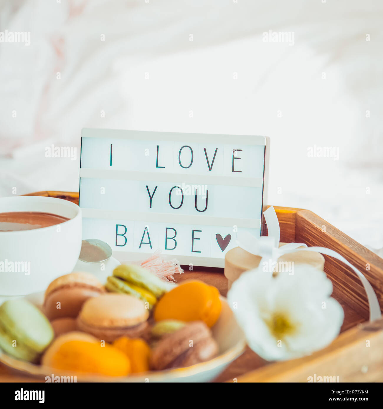 Close Up Petit Dejeuner Romantique Au Lit Avec I Love You Baby Texte Sur Courts Fort Tasse De Cafe Jus De Fruits Macarons Fleur Et Boite Cadeau Sur Bac En Bois Birt Photo Stock