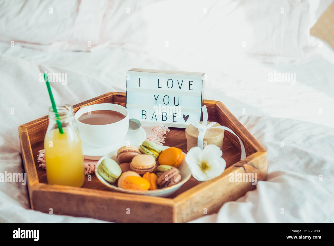 Petit Dejeuner Romantique Au Lit Avec I Love You Baby Texte Sur Courts Fort Tasse De Cafe Jus De Fruits Macarons Fleur Et Boite Cadeau En Bois Sur Plateau Anniversaire Val Photo Stock Petit Dejeuner Romantique Au Lit Avec I Love You Baby Texte Sur Courts Fort Tasse De Cafe Jus De Fruits Macarons Fleur Et Boite Cadeau En Bois Sur Plateau Anniversaire Val Photo Stock