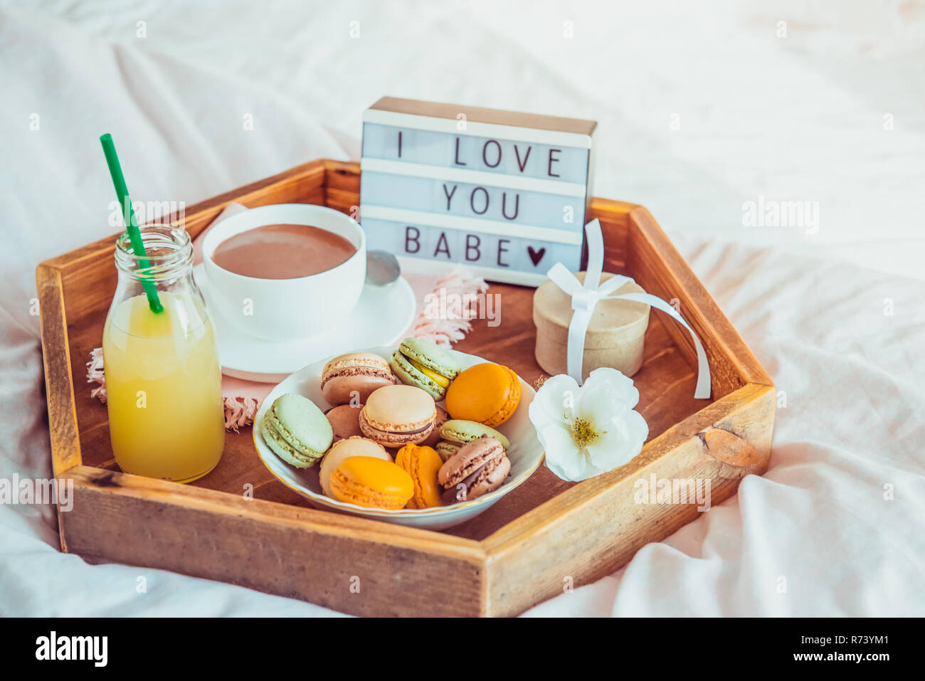Petit Dejeuner Romantique Au Lit Avec I Love You Baby Texte Sur Courts Fort Tasse De Cafe Jus De Fruits Macarons Fleur Et Boite Cadeau En Bois Sur Plateau Anniversaire Val Photo Stock