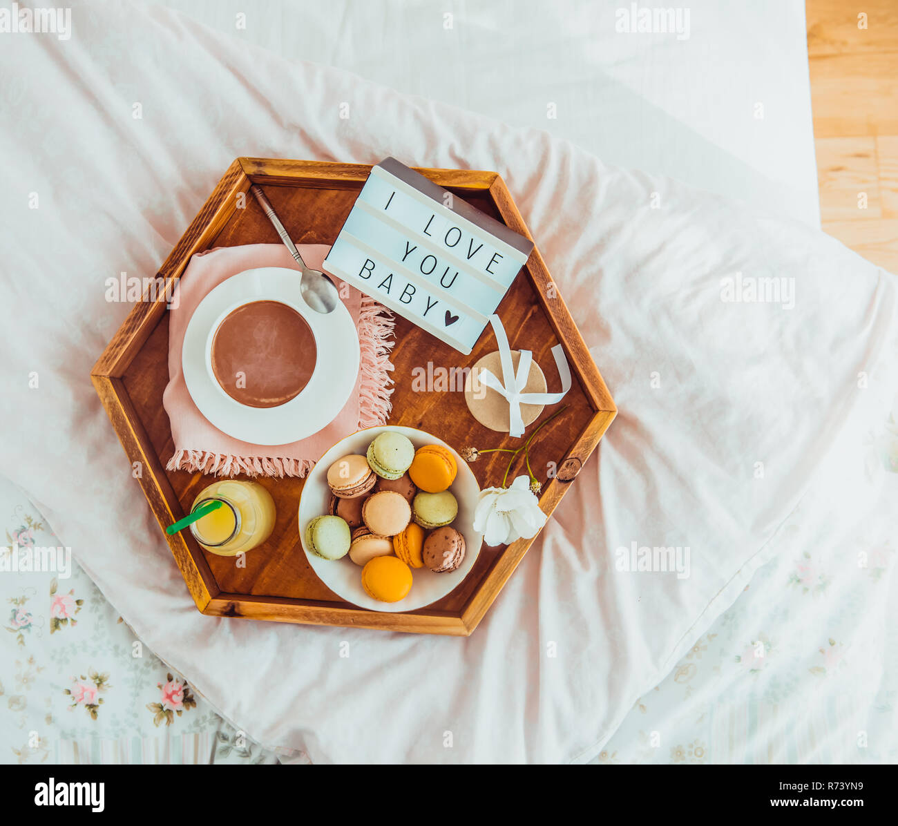 Petit Dejeuner Romantique Au Lit Avec I Love You Baby Texte Sur Courts Fort Tasse De Cafe Jus De Fruits Macarons Fleur Et Boite Cadeau En Bois Sur Plateau Anniversaire Val Photo Stock Petit Dejeuner Romantique Au Lit Avec I Love You Baby Texte Sur Courts Fort Tasse De Cafe Jus De Fruits Macarons Fleur Et Boite Cadeau En Bois Sur Plateau Anniversaire Val Photo Stock