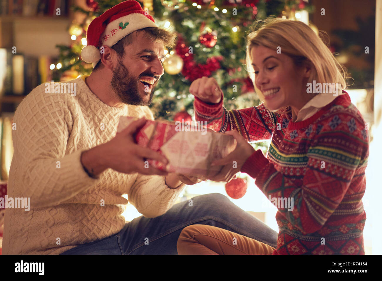 Happy young couple celebrating Christmas et avoir du plaisir ensemble Banque D'Images