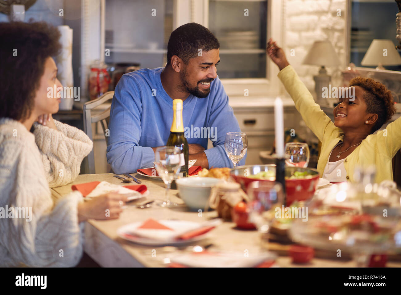 Le dîner de Noël, heureux de la famille africaine à table avec Banque D'Images