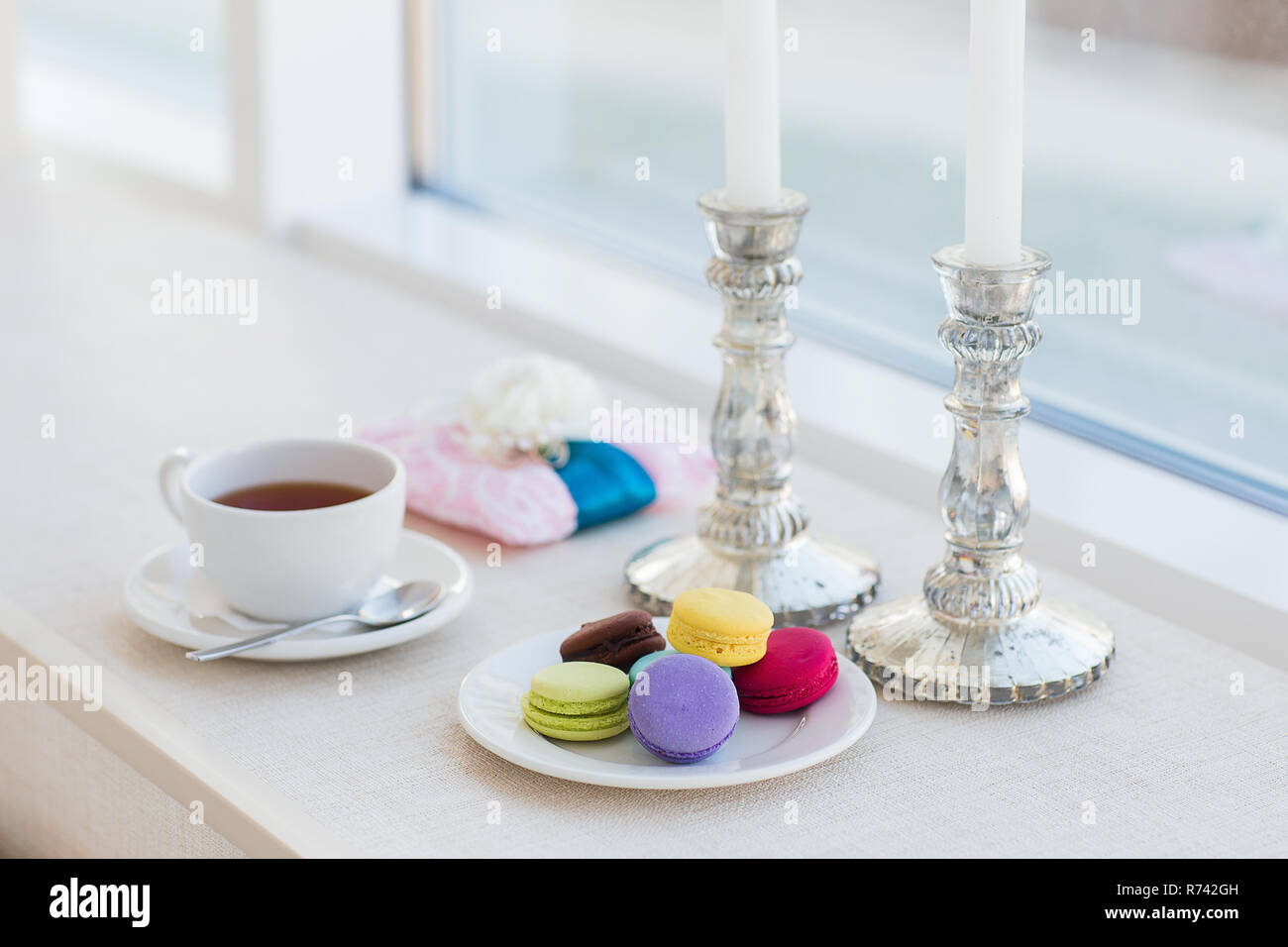 Anneaux de mariage luxe avec fenêtre près de macarons Banque D'Images