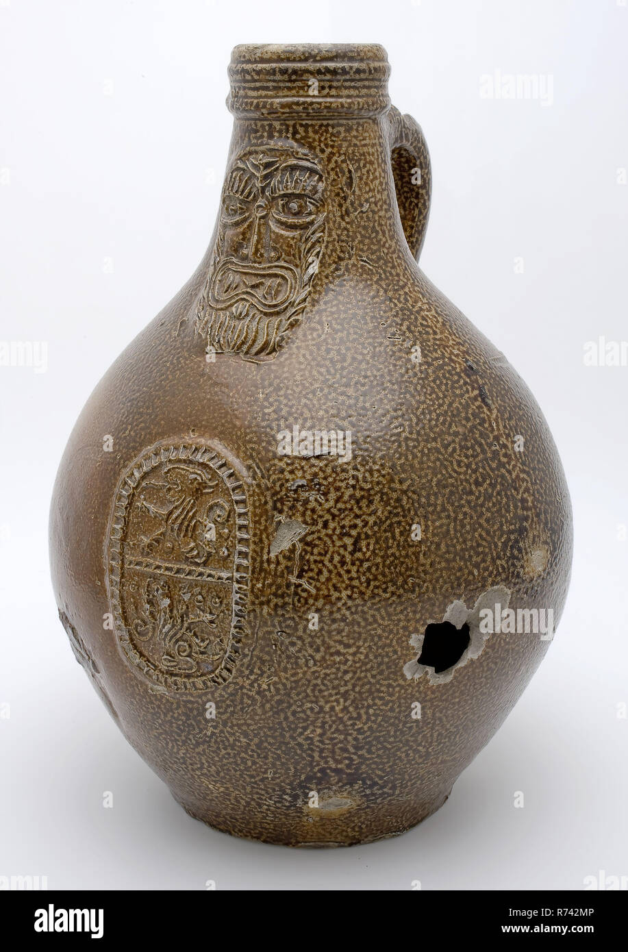 Cruche Bartmann brun moucheté, également appelé Bellarmin, tournée sous masque barbe dans un ovale deux animaux mythiques, juggejug Bartmann titulaire de la vaisselle en céramique trouver sol argile sel glaze glaçure engobe, tournées à la main 10,7 surface émaillée cuite vernissée estampillé verseuse en grès brun-gris brunâtre fragment sel tigered-glaze oreille saucisse avec une queue courte deux anneaux excellent sous le pied de la poterie verre d'importation d'archéologie rim pour transporter Banque D'Images