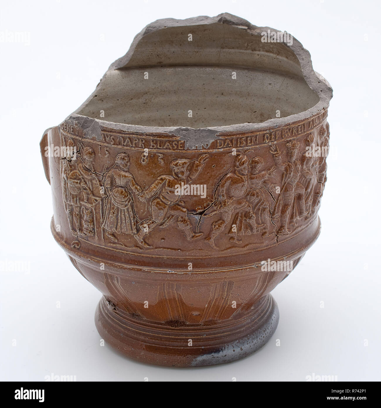 Paysan juif en grès (fragment), au-dessus de la frange frise décorée, daté, farmer's pitcher titulaire de la vaisselle en céramique trouver sol fragment engobe argile glaze glaçure sel tournées à la main, émaillés au four émaillée estampillée ventre pieds fragment de grès gris des danses du fermier shard engobe brun et glaçure sel frites haut de queue : GERET .. MUS DAPR SOPHISTIQUÉ .. DANCING DEI VOISINS COMME COURSES DE SEI MÉTÉO R ... L'ICH BASTOR PULVÉRISATION DI KAPMITTEN DANSE K ... archéologie poterie importation servir servir la bière vin mariage mariage partie dancing Banque D'Images