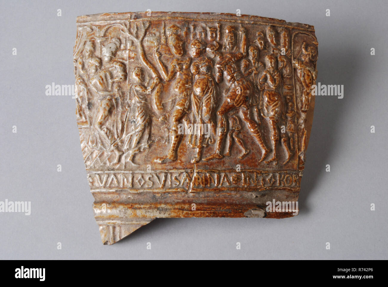 Fragment de grès Suzannah pot avec scène figuratives, y compris les textes, porte-vaisselle verseuse en céramique sols fragment engobe argile glaze glaçure sel tournées à la main, émaillés émaillés estampillés mur boulangerie fragment de grès gris Suzannakruik shard engobe brun et le sel glaze texte en bas de l'SUISANNA bellyfries : DE : : INT : KOR archéologie poterie servant d'importation servant servir vin bière Banque D'Images