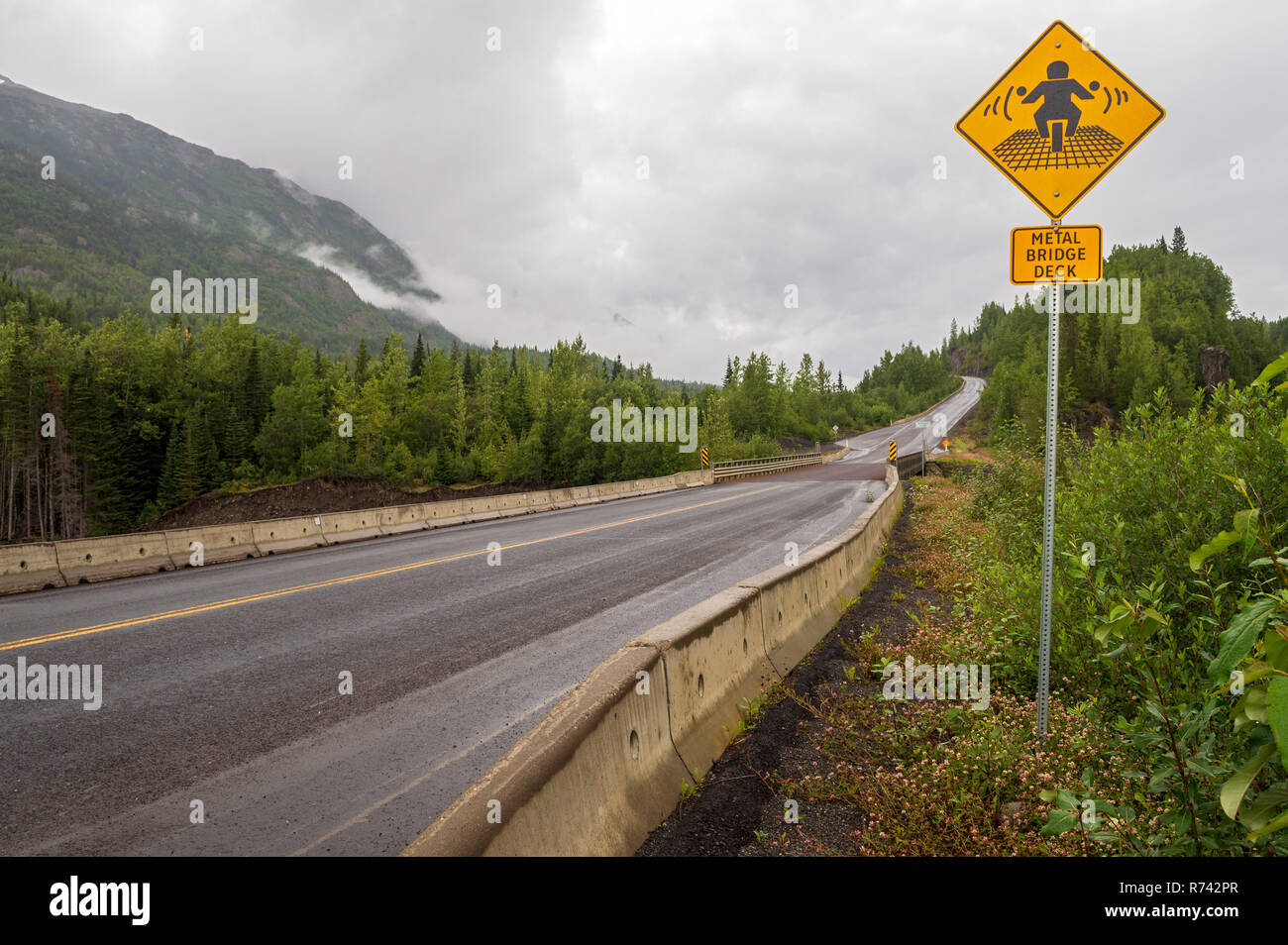 Pont métallique panneau d'avertissement par l'Burrage River en Colombie-Britannique, Canada Banque D'Images