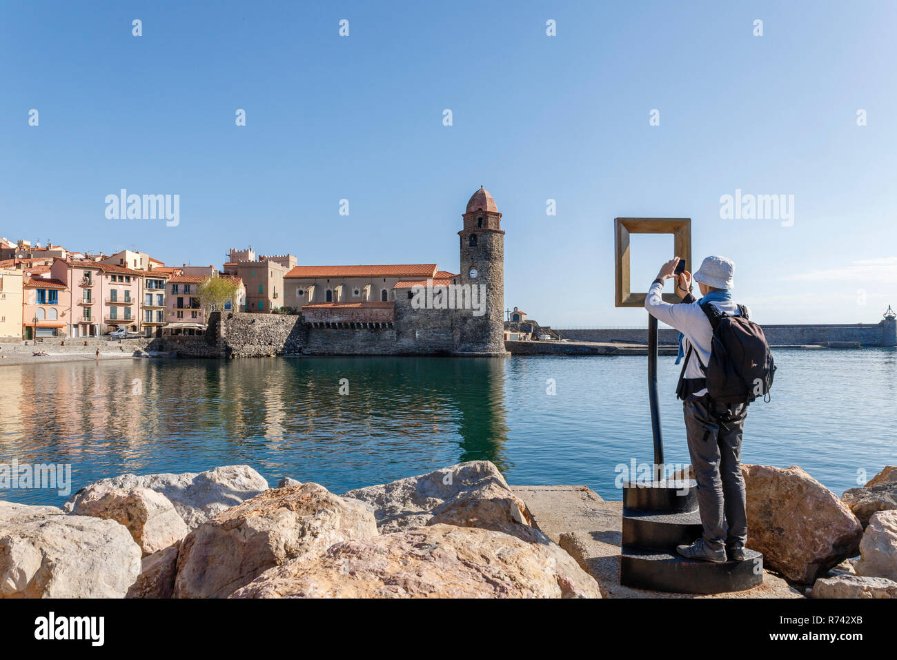 France, Pyrénées Orientales, Collioure, Côte Vermeille, Notre Dame des Anges et de la femme de prendre une photo grâce à l'un des 12 points de vue créée Banque D'Images France, Pyrénées Orientales, Collioure, Côte Vermeille, Notre Dame des Anges et de la femme de prendre une photo grâce à l'un des 12 points de vue créée Banque D'Images