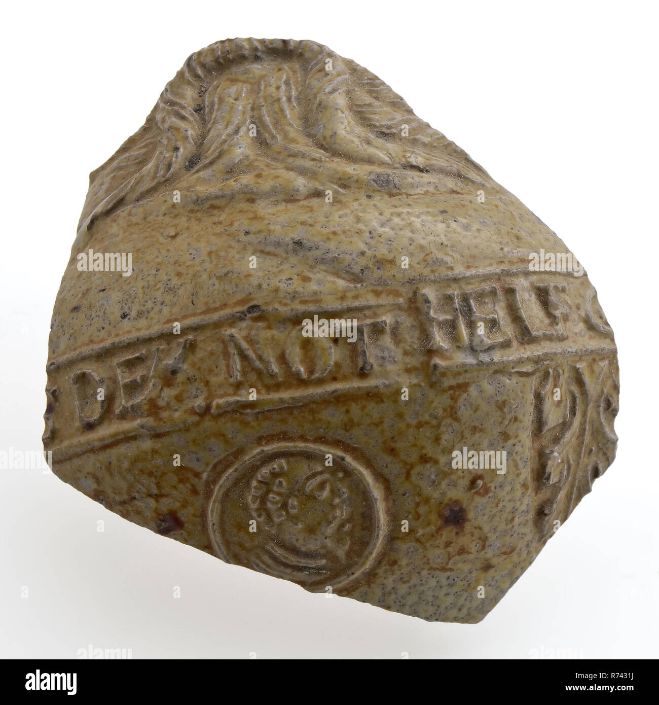Fragment de brun clair cruche Bartmann, également appelé Bellarmin jug, frise avec texte, porte-jugtableware terre Bartmann fragment grès céramique découverte glaze glaçure sel tournées à la main, émaillés au four émaillée estampillée Fragment de barbus en grès gris sel glaze mash fragment beige avec des taches rouge-brun partie de texte : BANDE DE .. Bonjour PAS Stadsdriehoek Nieuwehaven Voir la carte Rotterdam archéologie poterie verre faire un don d'importation vin bière sol découverte : Nieuwe Haven Rotterdam. Banque D'Images