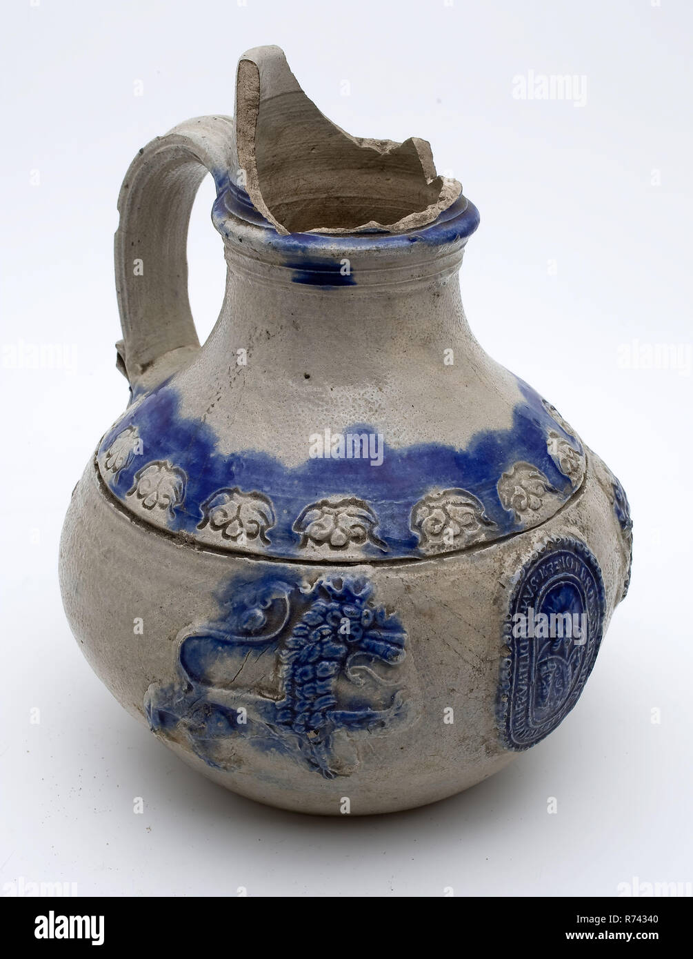 Verseuse en grès, du lions, flanquée de lions sur le ventre avec des bordures et d'armes, bulletbay vaisselle pot en grès céramique trouver sol porte-sel glaze glaçure, estampillé torsadée main vitrage vitrage en grès gris bulletbayer au four avec du sel d'échardes glaze bandoor profilée avec Queue enroulée autour du Médaillon : ICH. BRINS. DER. Le sien. LEBSTENVM. I. LES FEUX AVANT. KVS. 1632 archéologie poterie importation servir servir servir le vin du souvenir de la bière Banque D'Images