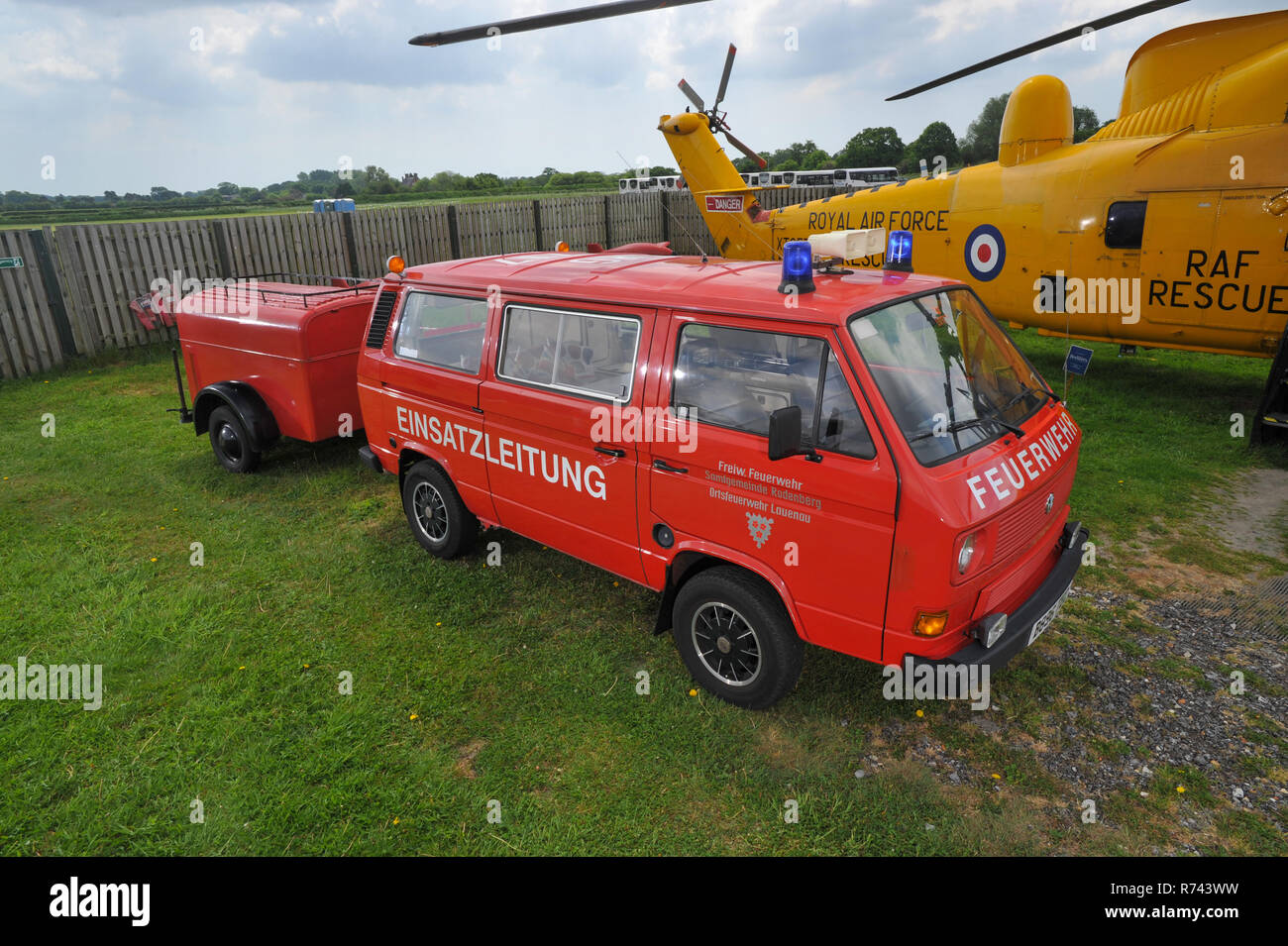 Volkswagen T25 Feuerwehr - Pompiers - véhicule Allemand converti en un camping-car Banque D'Images