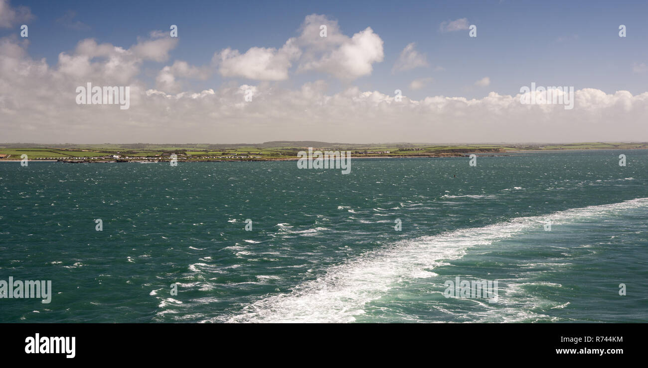 Le service du géant de car-ferry Ullyses à Holyhead Bay dans la mer d'Irlande, avec le recul d'Anglesey derrière. Banque D'Images