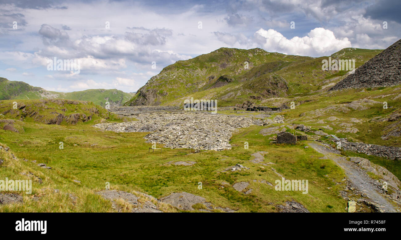 L'abandon des mines abandonnées et ardoise bâtiments au milieu d'éboulis de pointes et Moelwyn montagnes dans le Cwmorthin au-dessus de la vallée de Blaenau Ffestiniog en Sn Banque D'Images