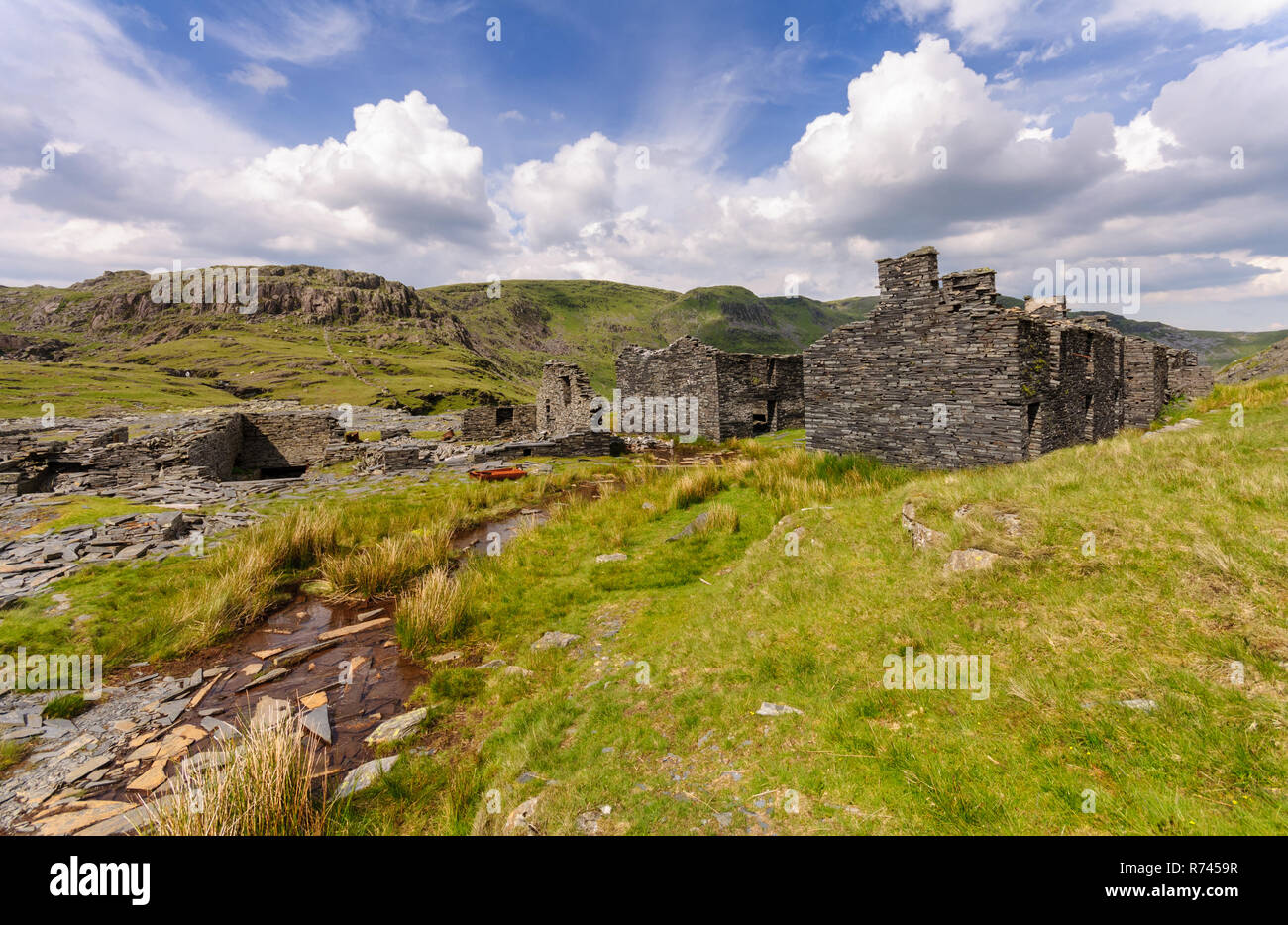 L'abandon des mines abandonnées et ardoise bâtiments au milieu d'éboulis de pointes et Moelwyn montagnes dans le Cwmorthin au-dessus de la vallée de Blaenau Ffestiniog en Sn Banque D'Images