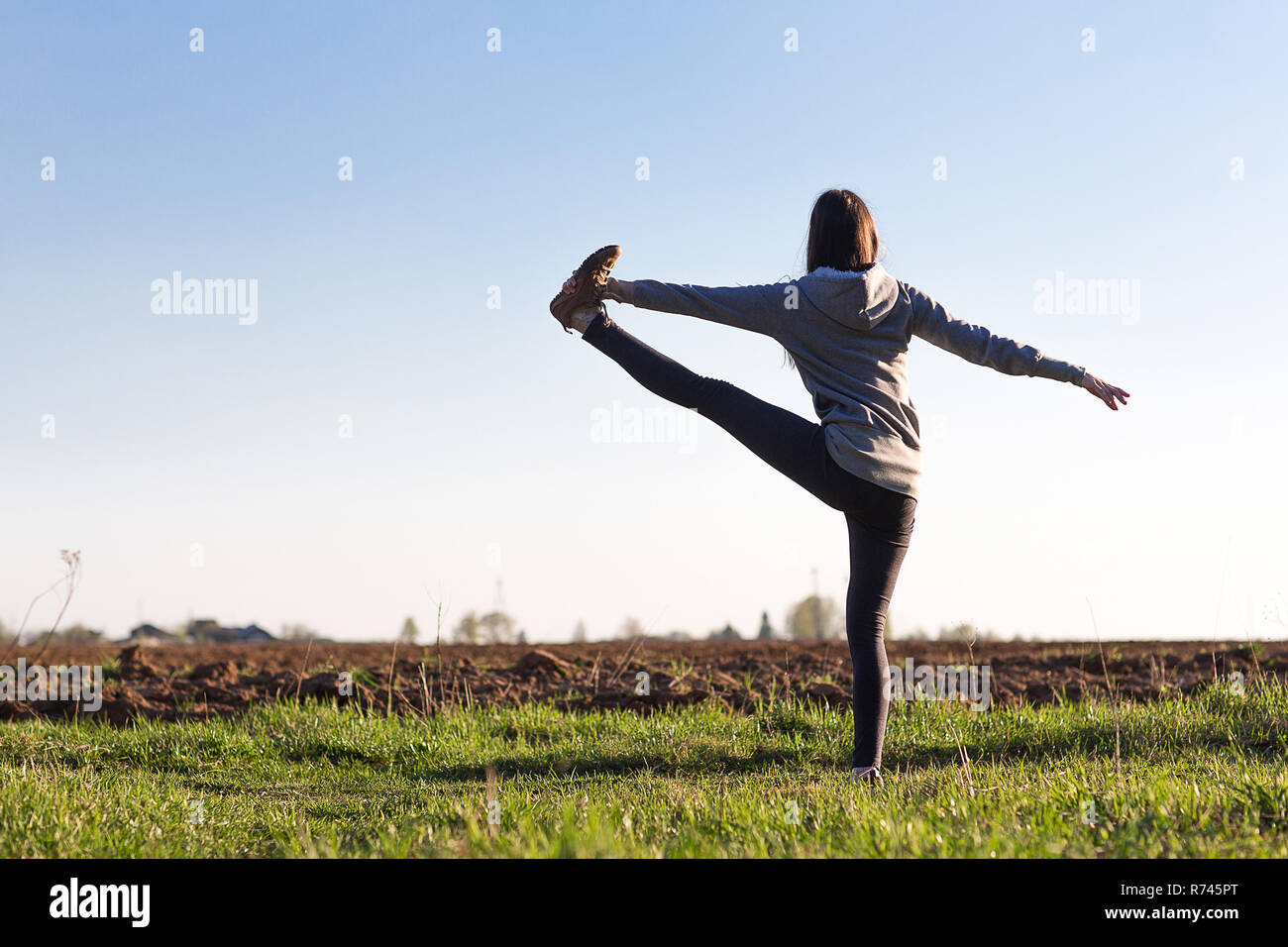 Pretty woman doing sport exerce dans la piscine Banque D'Images