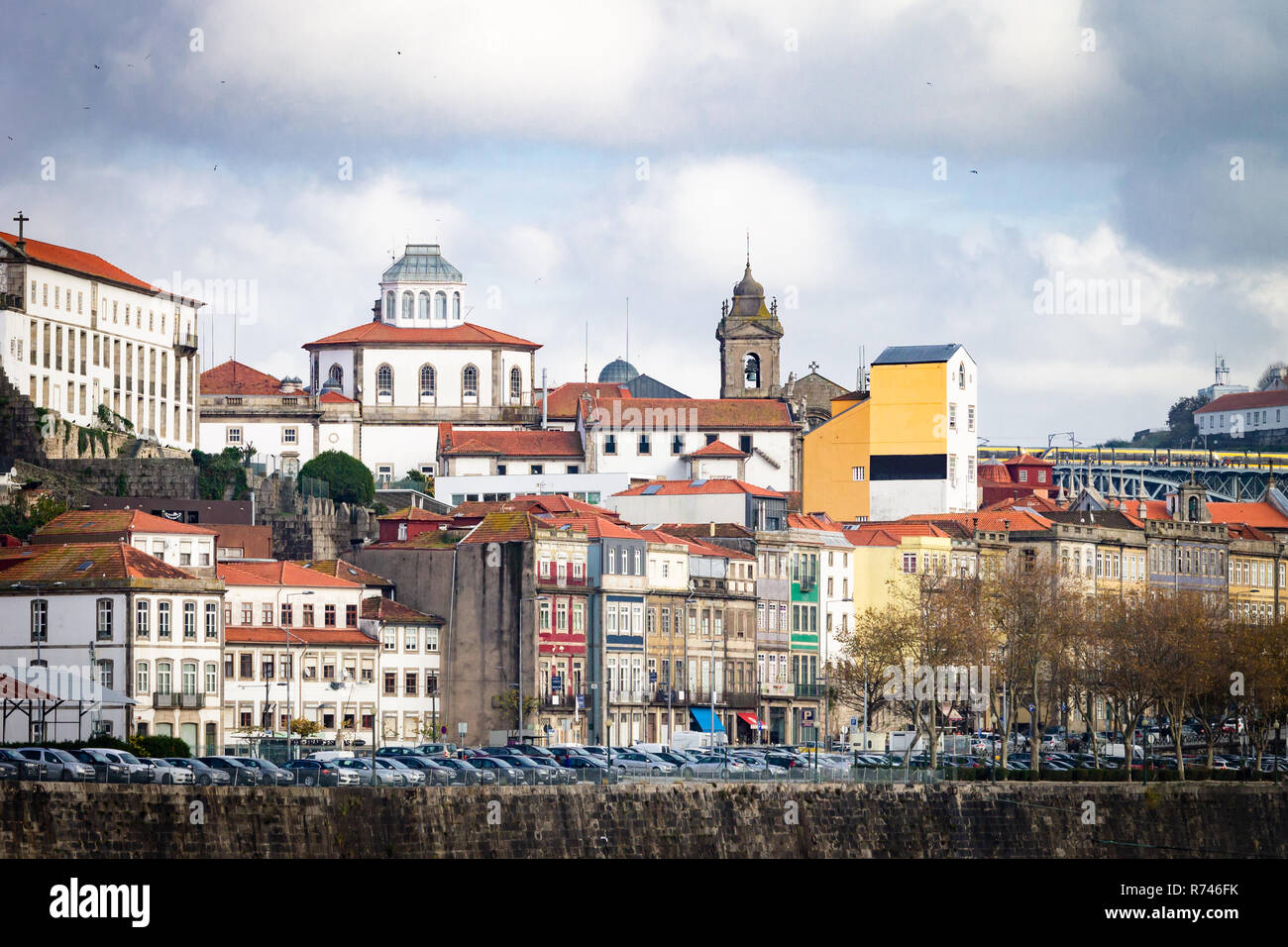 Vue éloignée de la ville de Porto avec divers bâtiments historiques dans l'arrière-plan. Jour nuageux. Banque D'Images