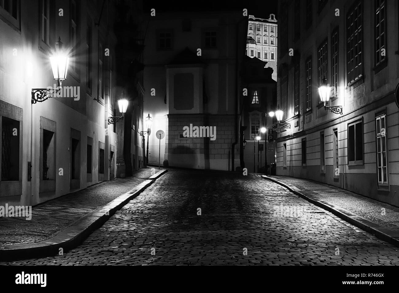 Rue de Mala Strana, Prague, une ruelle calme et tranquille la nuit, noir et blanc, horizontal Banque D'Images