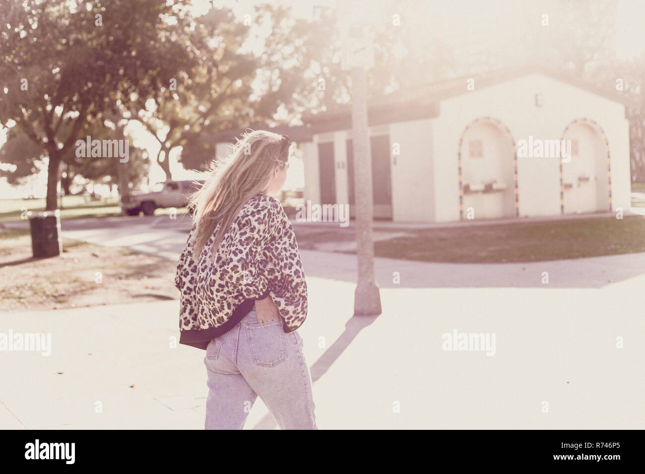 Jeune femme crossing street Banque D'Images