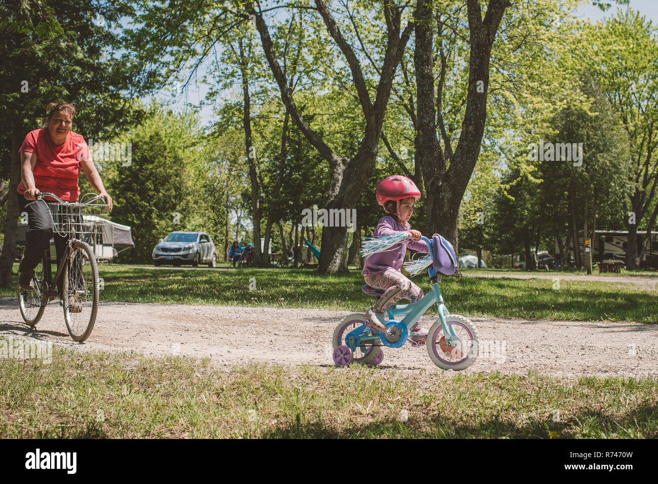 Femme enfant et sa grand-mère dans le parc à vélo Banque D'Images