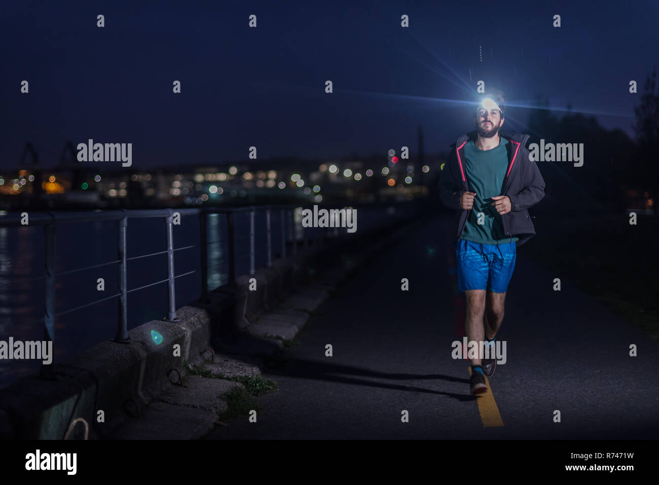 Runner avec projecteur en milieu urbain North Vancouver, Canada Banque D'Images