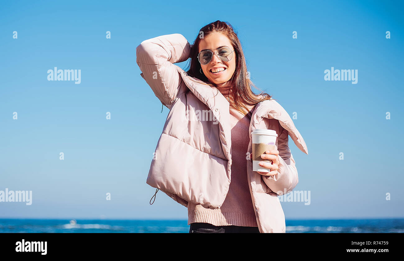 Élégant Mid adult woman on beach against blue sky, portrait, Odessa, Odeska oblast, Ukraine Banque D'Images