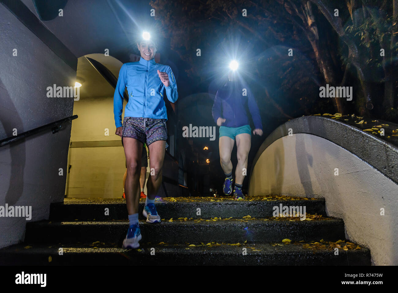 Runner avec projecteur en descendant les escaliers, North Vancouver, Canada Banque D'Images