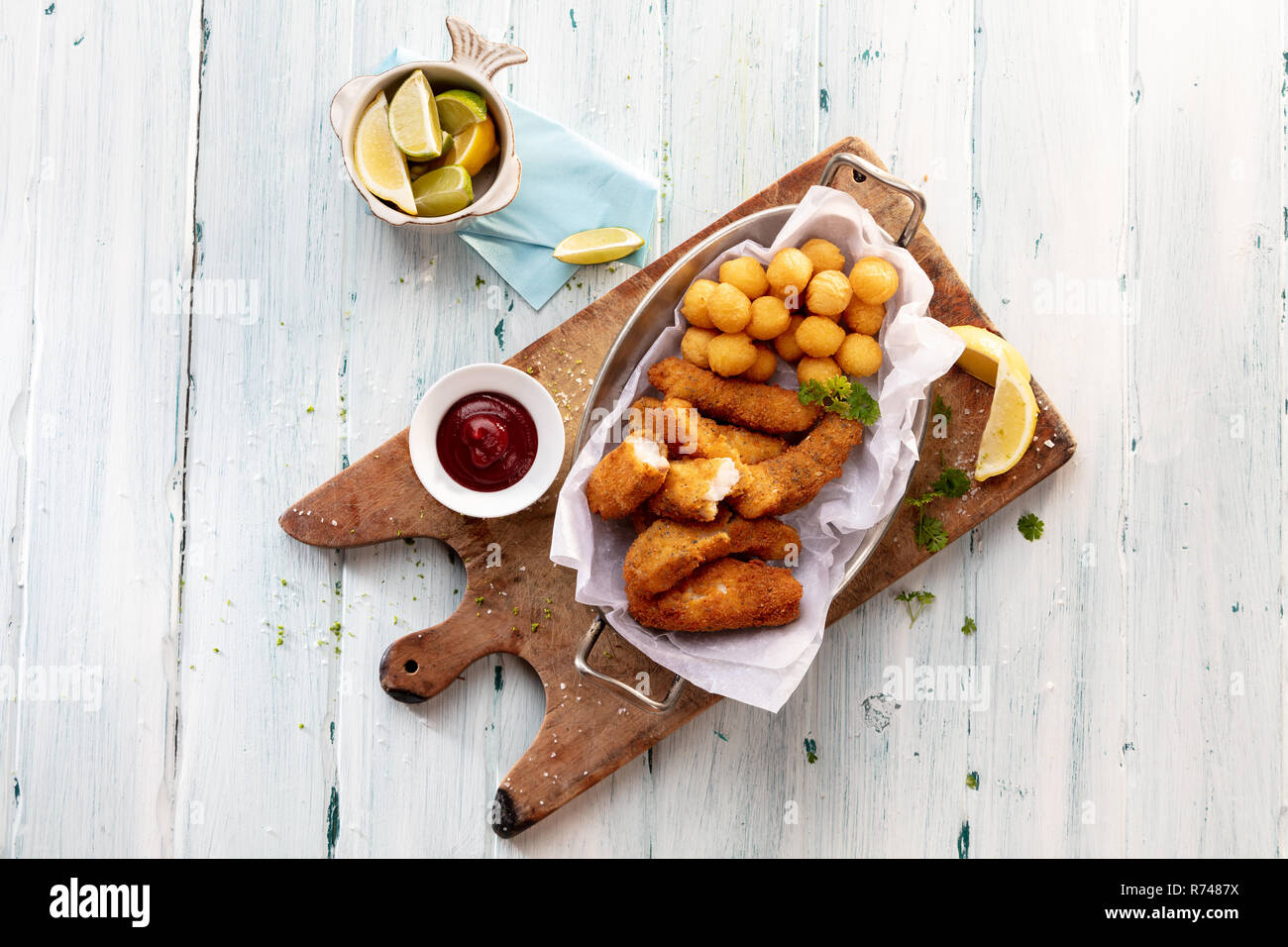 Croquettes de pommes de terre au fromage et des balles sur une planche à découper avec de la sauce tomate , still life, overhead view Banque D'Images